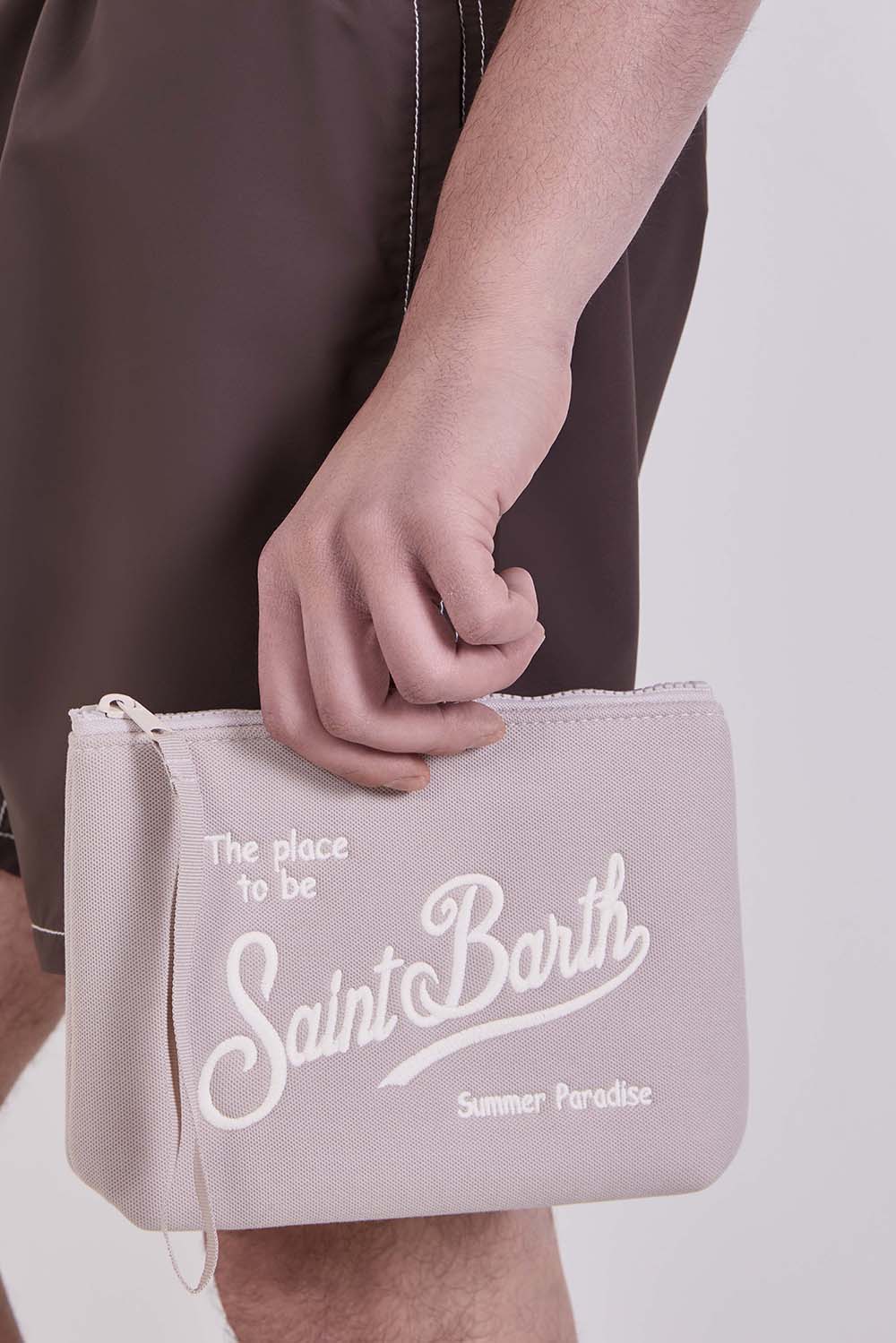 תמונת כל הלוק של תיק קלאץ&rsquo; אלין